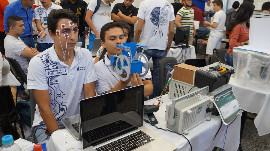 Imagen Dylan Santiago Lasso manipulando la máquina que creó 